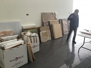 Los cuadros de la Exposición recién llegados a GC-Espacio de Arte aún por desembalar