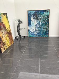 Dispuestas en torno al espacio expositivo, las obras esperan el momento de ser colgadas.