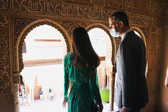 Los Reyes en el interior de la Alhambra, antes de inaugurar la exposición.CASA S.M. EL REY/JOSE JIMENEZ