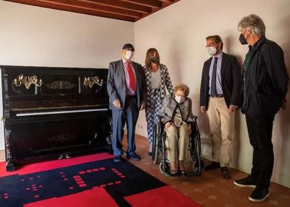 Rocío Díaz, directora del Patronato de la Alhambra, junto al arquitecto Juan Domingo Santos y familiares de Ángel Barrios