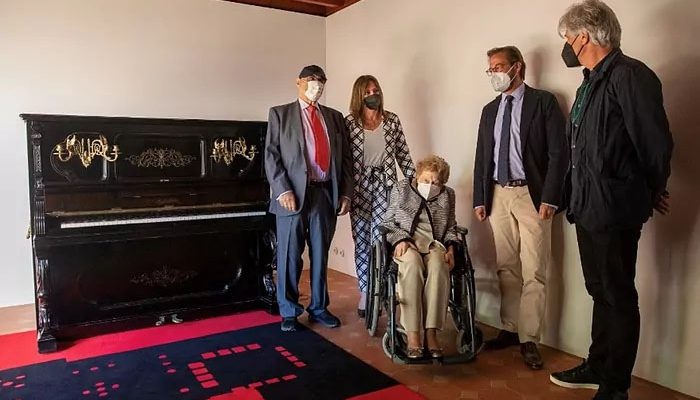 Rocío Díaz, directora del Patronato de la Alhambra, junto al arquitecto Juan Domingo Santos y familiares de Ángel Barrios